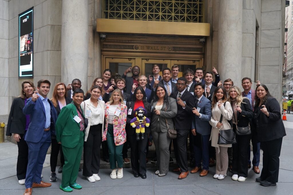 COB students and faculty pose for picture on Wall Stree.